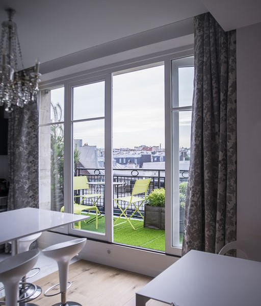 Le Marais-Beaubourg, 5e étage, balcon, vue sur les toits