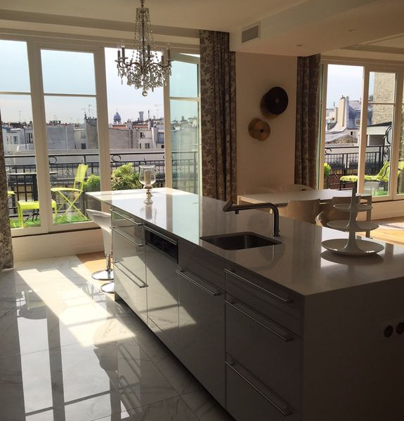 Le Marais-Beaubourg, 5e étage, balcon, vue sur les toits