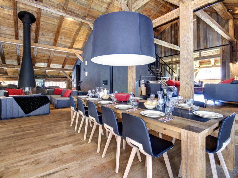 Grand Chalet Architectural avec piscine intérieur