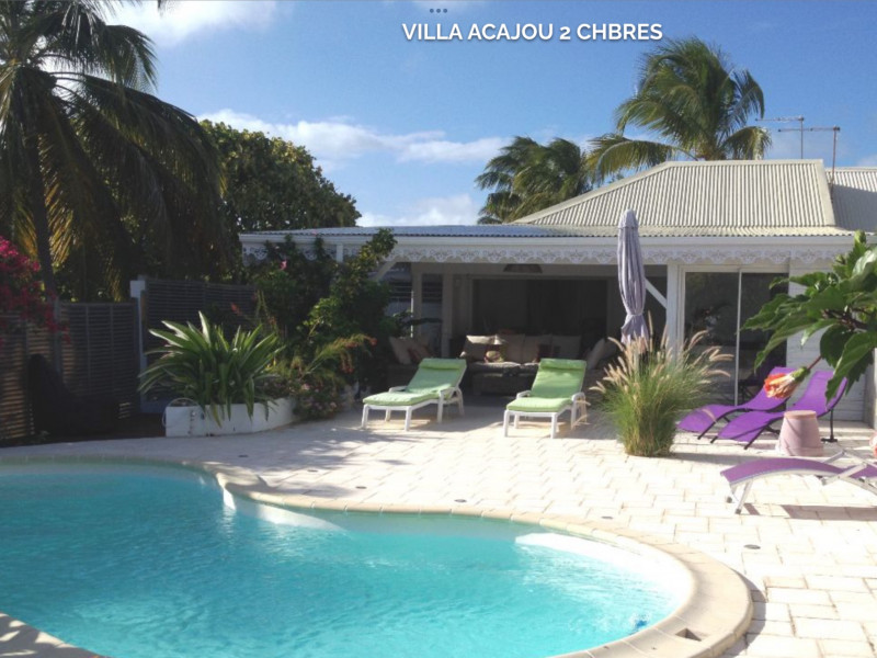 Villa Acajou au milieu des fleurs et des oiseaux