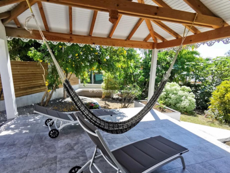 Villa Acajou au milieu des fleurs et des oiseaux