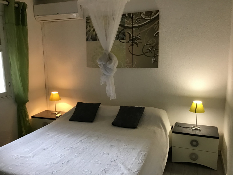 Villa Acajou au milieu des fleurs et des oiseaux