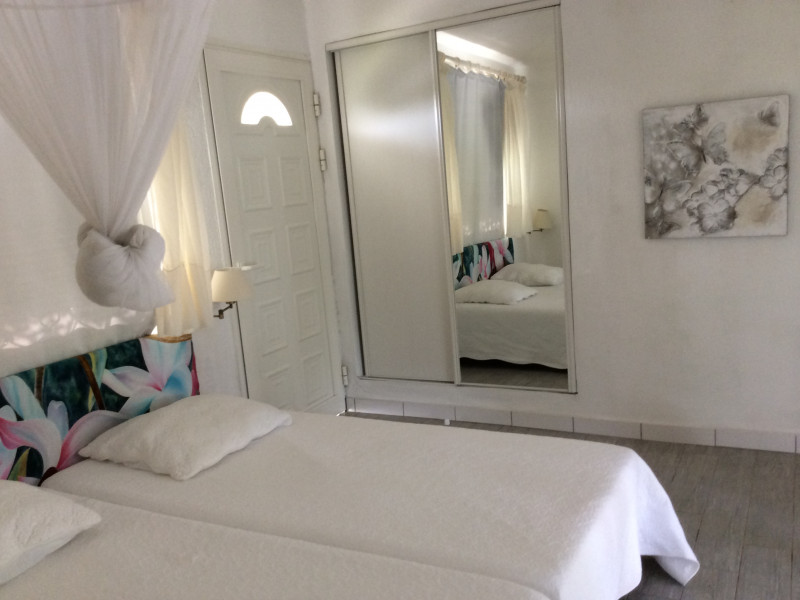 Villa Acajou au milieu des fleurs et des oiseaux