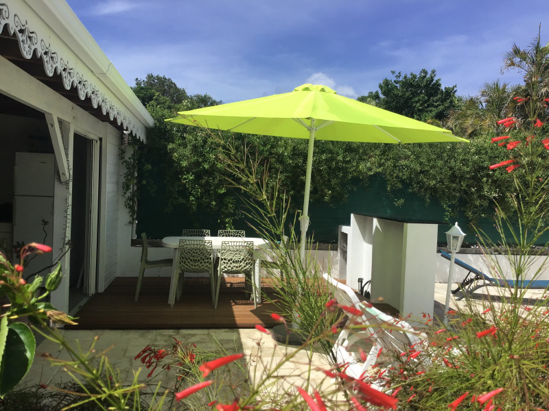 Villa Acajou au milieu des fleurs et des oiseaux