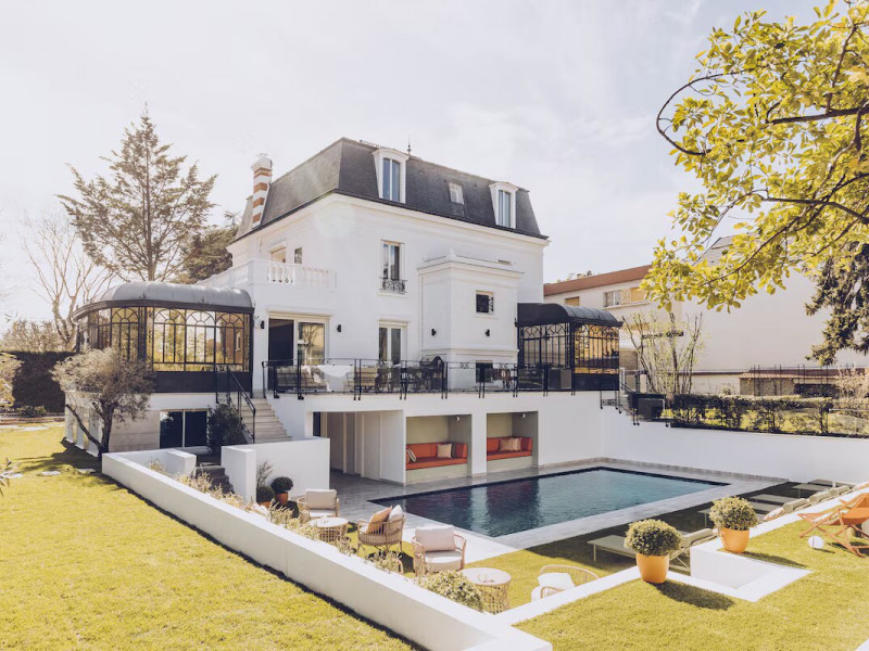 Maison de prestige avec piscine extérieure à quelques pas de Paris ...!