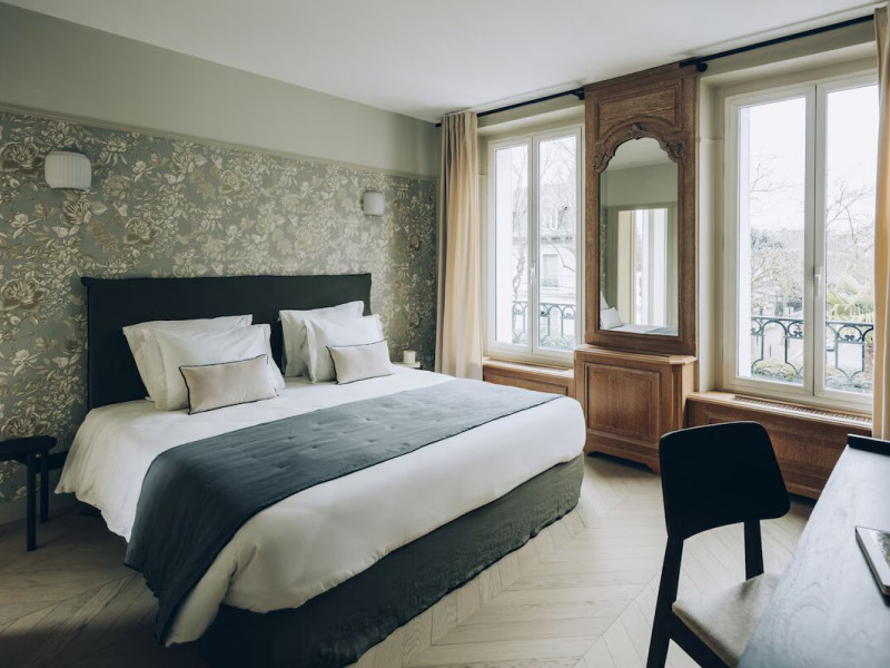 Maison de prestige avec piscine extérieure à quelques pas de Paris ...!