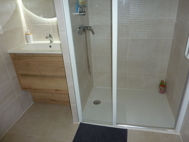 pour vacances 3 pièces 60 m2 à 4 mn de la plage avec deux salles d eau  et grande terrasse