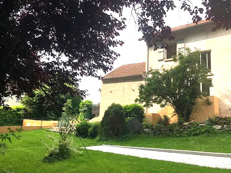 Maison dans village avec piscine chauffée