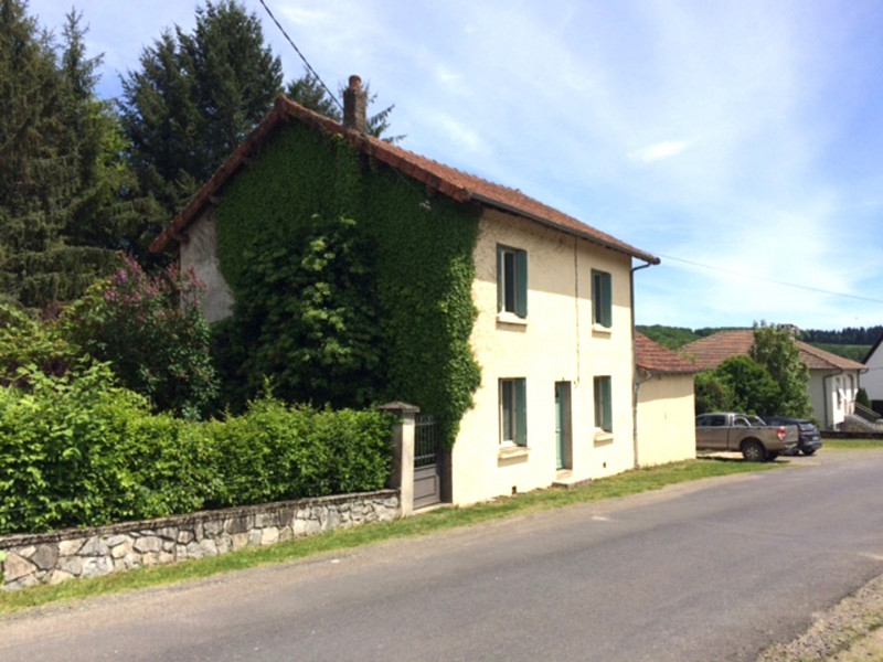 Maison dans village avec piscine chauffée