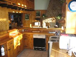 Chalet suisse Laurentides, vue montagnes, 4 cac, foyer en pierres.
