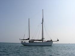 vacances différentes à bord d'un vieux gréement au quai du port d'Almérimar