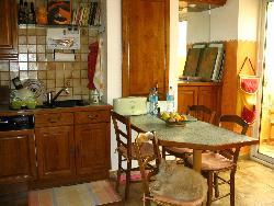 Jolie maison au pied d'une colline,  à Saint Saturnin les Avignon (Vaucluse)