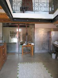 maison rénovée dans village avec grande piscine