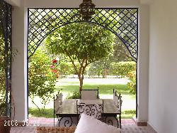 villa avec piscine et grand jardin