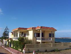 SOMPTUEUSE VILLA SUR LA PLAGE"LES PIEDS DANS L'EAU" VUE MER A 360°