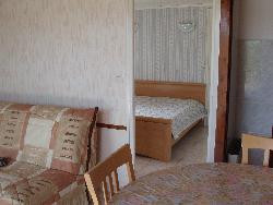 CARQUEIRANNE (83) - LOUE T2 REZ DE JARDIN BIEN AMENAGE