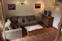 Appartement grand confort dans chalet neuf, classé 4 etoiles. Situation exceptinnelle, aux pieds des pistes, au calme tout pres du centre station. Balcon terrasse , local à skis avec seche chaussures.