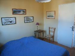 A 2km du port de la Trinité sur Mer, dans un endroit boisé, calme  et agréable entièrement clos à louer maison mitoyenne de 5 pièces.