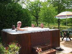 Les Gites Fleuris-La Petite Rose, 18c Maison Périgourdine, Piscine, Jacuzzi, 6 ha, Belle vue
