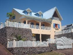 apt f3 au 1er étage d'une villa a piton st leu