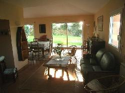 A 2km du port de la Trinité sur Mer, dans un endroit boisé, calme  et agréable entièrement clos à louer maison mitoyenne de 5 pièces pouvant accueillir 6 à 8 personnes.A 2km du port de la Trinité sur Mer, dans un endroit boisé, calme  et agréable entièrem