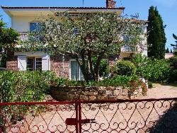 SAINT RAPHAËL (CÔTE D'AZUR) LOCATION F2 EN REZ DE VILLA À 200 METRES DE LA MER