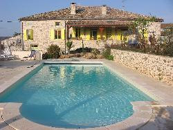 Gîte avec piscines dans propriété de caractère (ancienne Magnanerie du XVI)