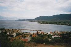 GOLFE DE CORINTHE FACE AU PELOPONNESE MAISON EN AMONT DE LA COTE
