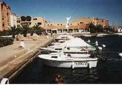 GRUISSAN-PORT : STUDIO MEZZANINE + CLIMATISEUR+ loggio fermée