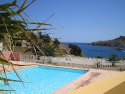 F3  piscine tennis au bord d'une crique entre Banyuls /mer et Cerbère