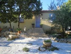 Jolie villa en Provence Verte sur beau terrain de chênes