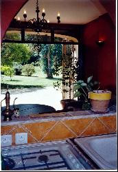 A 10 kms d'Avignon et de St Rémy de Provence rez de jardin indépendant dans un Mas de caractère sur 2 hectares et demi de terrain arboré avec une belle piscine, Location pour 4 personnes