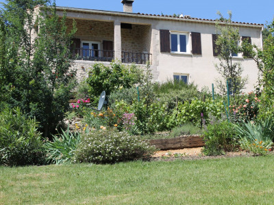 Charmante villa avec terrasse, piscine privée et vue sur les Cevennes