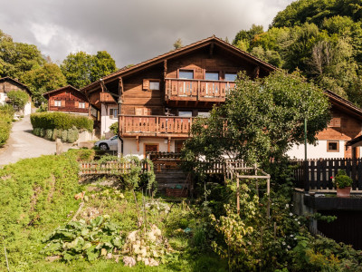 Chalet Rouge Cœur – chalet historique de 1699, vue Dents du Midi, près de Villars