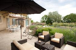 Luxueuse villa pour 14 aux pieds Alpilles à St-Rémy-de-Provence-piscine chauffée-salle billard-300m² sur jardin 3500m²-au calme et pourtant à 5' centre-TV dans chacune des 7 chambres-cuisine très bien équipée-vélos et matériel bébé à dispo