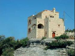 CHARAKI Eleftherna - une roche solide