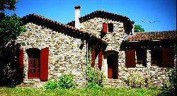 Mas en pierre avec piscine chauffée dès le 8 Avril