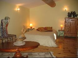 Gîte au milieu  d'un bois et bordé d'une rivière