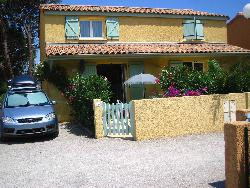 A +/- 300 m de la Méditerranée, maison avec piscinne partagée parking (max 6 pers.) M