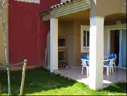 VILLA MITOYENNE DE STANDING AVEC JARDIN, PISCINE ET PARKING DANS UNE ZONE CALME.