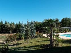 SAINT MAXIMIN LA SAINTE BAUME , VAR, VILLA STYLE PROVENCAL, TOUT CONFORT, AVEC PISCINE PRIVEE ET POOL HOUSE EQUIPE, SUR TERRAIN CLOS ET ARBORE DE 4.000 M2, OUVERTE A LA LOCATION TOUTE L'ANNEE.