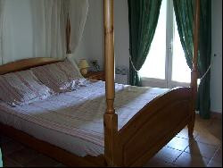SITUEE A BRAS, DANS LE VAR, VILLA PLAIN PIED RECENTE, TOUT CONFORT, AVEC CLIM., PISCINE PRIVEE SECURISEE, SUR TERRAIN 2500 M2, OUVERTE A LA LOCATION TOUTE L'ANNEE.