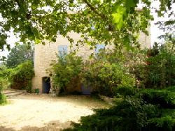 Ancien moulin à eau et sa maison de meunier en bord de rivière