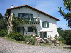 Dans ancienne ferme basque rénovée 3* F4/jardin à 4 kms des plages Vue  mer/montagnes entre St Jean de luz et Hendaye