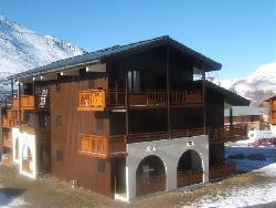 LES DEUX ALPES APPARTEMENT4-5 PERS. 25 M2 BALCON ET JARDIN SUD. PISTE A 40 METRES