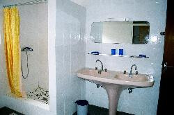 un grand appartement bien éclairé dans maison au calme