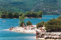 Dans un Cadre Magnifique,  Location Saisonniére au Bord du Lac du Verdon.
