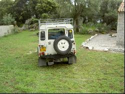 Dans une oliveraie de 7 ha,maison traditionnelle en pierre.