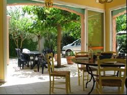 Les Figuiers , villa piscine privée sur terrain clos .