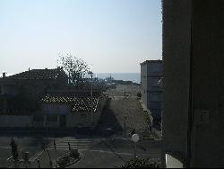 Loue grand studio meublé au bord de la mer